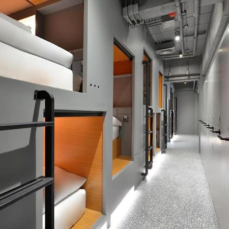 Tiang Capsule Hostel Bangkok Buitenkant foto